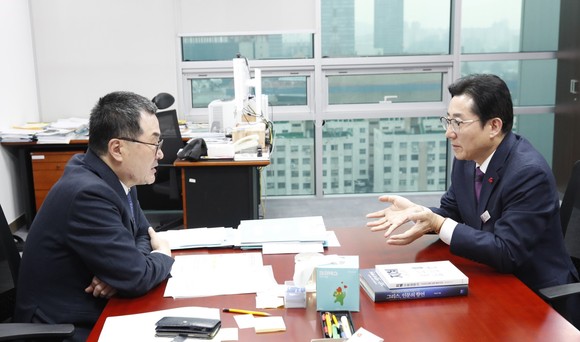 박경귀 아산시장이 법사위 야당 간사인 소병철 의원에게 국립경찰병원의 예타면제를 건의하고 있다. ⓒ 아산시