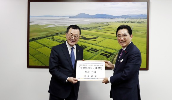 박경귀 아산시장이 법제사법위원회 야당 간사를 맡고 있는 소병철 의원에게 국립경찰병원 건립사업 예타면제를 위한 경찰복지법 개정안 통과 건의서를 전달하고 있다. ⓒ 아산시