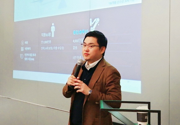 류정훈 두산로보틱스 대표가 신규 협동로봇 솔루션에 대해 설명하고 있다. = 조택영 기자