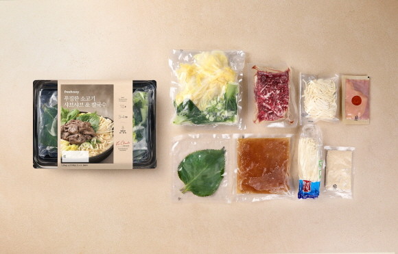 프레시지가 본격 겨울 시즌을 맞아 뜨끈하게 즐길 수 있는 '푸짐한 소고기 샤브샤브&칼국수'를 새롭게 출시한다. © 프레시지