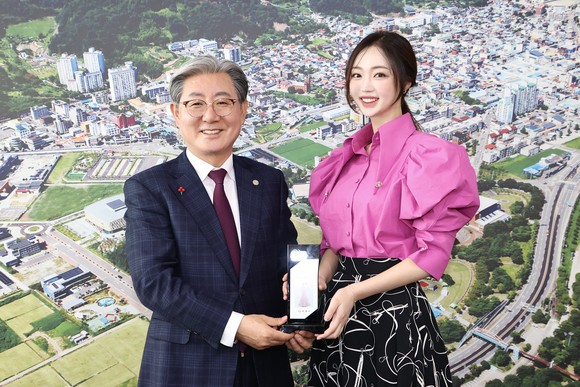 오태완 의령군수가 미스코리아 조수빈 씨를 홍보대사로 임명하고 있다. ⓒ 의령군