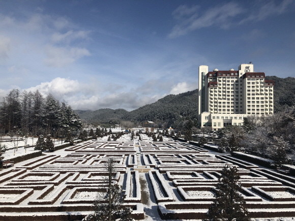 이랜드파크가 운영하는 켄싱턴호텔 평창은 12월22일부터 2024년 1월28일까지 강원도 대표 축제로 손꼽히는 '평창송어축제'와 함께 겨울 여행을 즐길 수 있는 '평창송어축제 패키지'를 선보인다. © 켄싱턴호텔