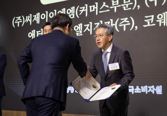 8일 오후 서울 송파구 롯데호텔월드에서 열린 '2023년 하반기 소비자중심경영(CCM) 인증서 수여식'에서 서장원 코웨이 대표이사(오른쪽)가 한기정 공정거래위원회 위원장(왼쪽)으로부터 CCM 인증서를 수여 받고 있다. © 코웨이
