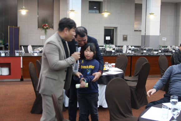 전남화물협회 송년의 밤 행사의 홍일점. A회원의 늦둥이 딸의 재롱이 회원들에게 큰 웃음을 선사했다. ⓒ 전남화물협회