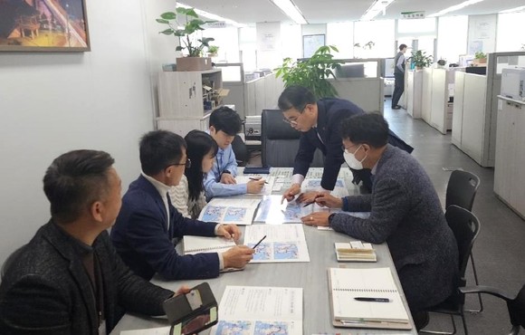장충남 남해군수가 국토교통부를 방문하고 주요현안을 설명하고 있다. ⓒ 남해군