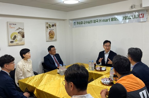 하승철 군수가 영국 H mart를 방문하고 하동 우수 농수산식품을 설명하고 있다. ⓒ 하동군