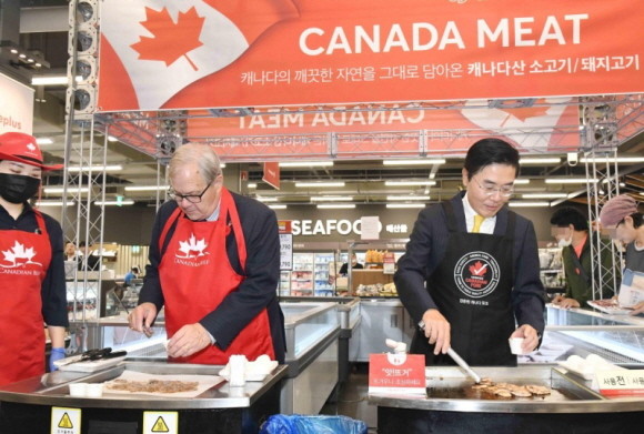 로렌스 맥콜레이 캐나다 농업농식품부 장관(왼쪽)과 이제훈 홈플러스 사장이 캐나다 소고기 및 돼지고기 시연 행사를 진행하고 있다. © 주한 캐나다 대사관