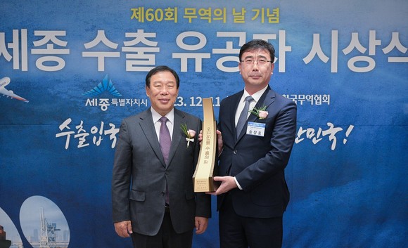 왼쪽부터 최민호 세종시장, 5000만달러 탑 (주)레이크머티리얼즈 송창호 부사장. ⓒ 세종시