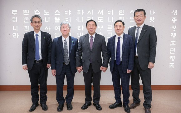 왼쪽 두번째부터 호소이 히루시 나라현립 의과대학 이사장, 최민호 세종시장, 권계철 세종충남대학교병원장, 홍만표 세종시 해외협력관. ⓒ 세종시