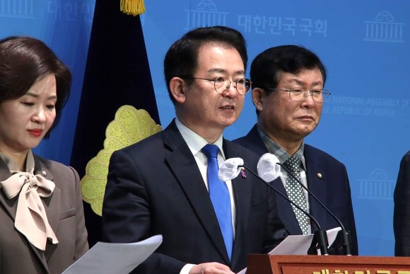 12일 국회에서 더불어민주당 이용빈이 전두환 비자금 회수 위한 '전두환 추징3법' 통과 촉구 기자회견을 가졌다. ⓒ 프라임경제