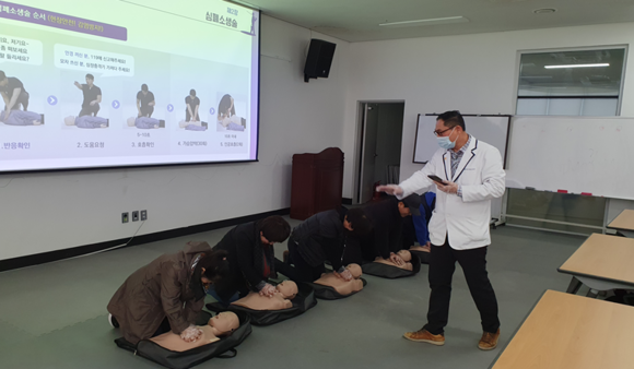 지난 7월 낚시전문교육 심폐소생술 교육 장면, ⓒ 어촌어항공단