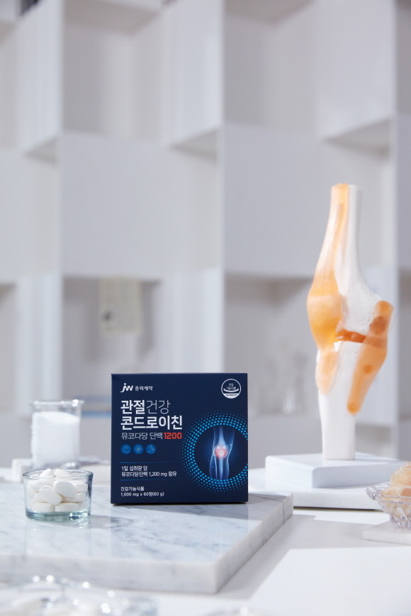 JW중외제약은 관절 건강을 위한 '관절건강 콘드로이친 뮤코다당 단백 1200'을 출시했다. © JW중외제약