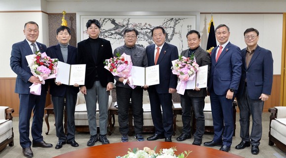12일 충남도의회 국제회견장에서 지역민원상담소 우수 위촉상담관에게 표창장을 수여 후 기념촬영을 하고 있다. ⓒ 의회사무국