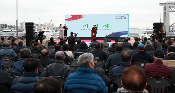 전형식 정무부지사는 12일 대천항 보령 관공선 부두에서 충남나누리호의 안전운항을 기원하는 취항식 축사를 하고 있다. ⓒ 충남도