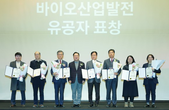 12일 호텔 ICC에서 '2023년 바이오인의 밤 행사'에서 시장 표창 수여 후 수상자들이 기념촬영을 하고 있다. ⓒ 대전시