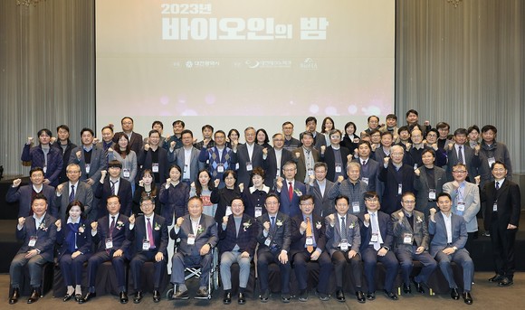 12일 호텔 ICC에서 '2023년 바이오인의 밤 행사'를 개최 후 관계자들이 단체 기념촬영을 하고 있다. ⓒ 대전시
