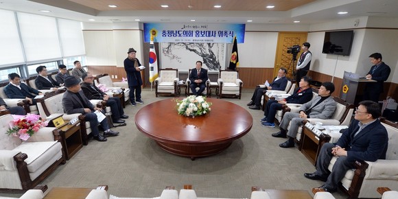 13일 국제회견장에서 의장단 및 상임위원장, 사무처장 등이 참석한 가운데 의회 홍보대사로 위촉했다. ⓒ 의회사무국