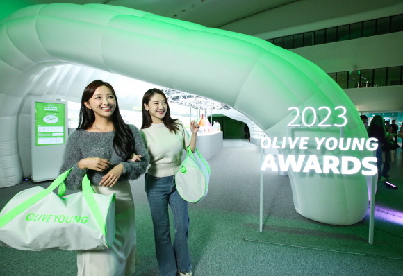 CJ올리브영이 13일부터 오는 17일까지 서울 동대문디자인플라자에서 '2023 올리브영 어워즈&페스타'를 개최한다. © CJ올리브영