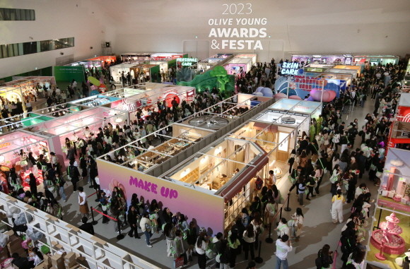 '2023 올리브영 어워즈&페스타'에 방문한 고객들이 '올리브영 어워즈 수상관'을 찾아 한 해 인기 상품을 체험했다. © CJ올리브영