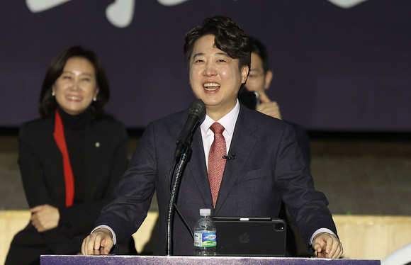 이준석 전 국민의힘 대표가 26일 대구 북구 엑스코에서 열린 '더 나은 미래를 향한 우리의 고민' 토크 콘서트에서 연설하고 있다. ⓒ 연합뉴스