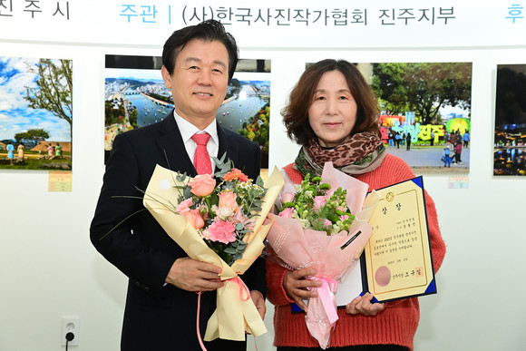 조규일 진주시장이 장월선 씨에게 금상을 전달하고 있다. ⓒ 진주시
