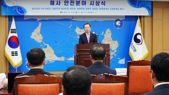 13일 해양수산부 대회의실에서 '2023년 해사안전분야 공동 시상식'에서 조승환 장관이 축사를 하고 있다. ⓒ 해양수산부