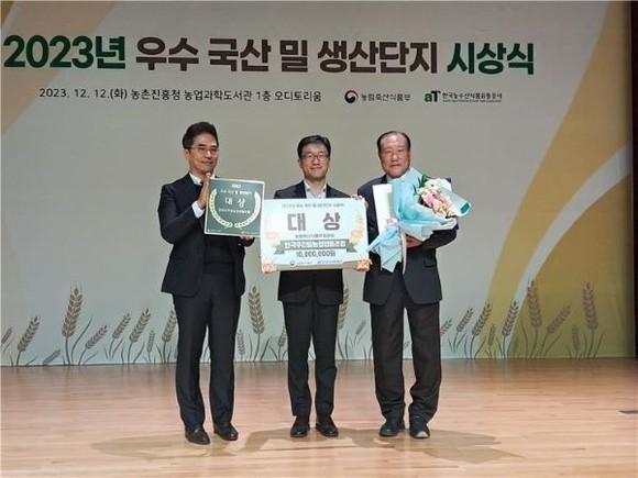 천익출 한국우리밀농협 조합장(죄측에서 세번째)이 농림부 선정 국산밀 우수생산단지 대상을 수상한 후 기념촬영을 하고 있다. ⓒ 한국우리밀농협