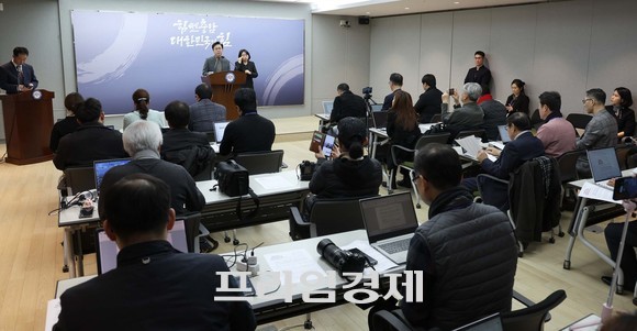김태흠 충남지사는 14일 도청 프레스센터에서 "정부 이민청 설립 적극 동참, 천안아산역 지역에 설립할 것"을 강조하며 기자회견을 하고있다. ⓒ 프라임경제