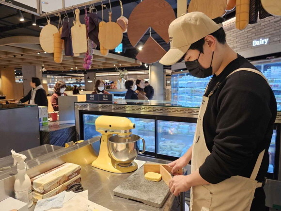 오늘의 버터를 제조하는 모습. © 신세계백화점