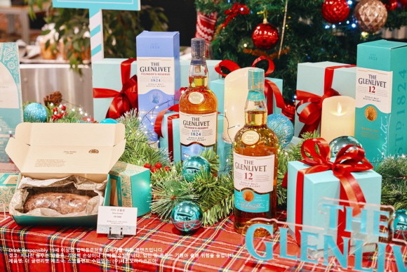 페르노리카코리아의 독창적인 오리지널 싱글몰트 '더 글렌리벳'이 홀리데이 시즌을 맞아 인기 베이커리 브랜드 '아우어베이커리'와 협업한 '더 글렌리벳X아우어베이커리 슈톨렌 패키지'를 선보인다. © 페르노리카코리아