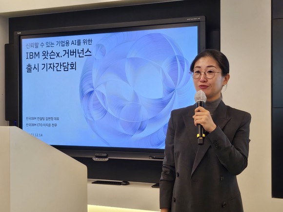 김현정 한국IBM 컨설팅 대표가 14일 한국IBM 사무실에서 열린 기자간담회에서 기업의 생성형 AI 도입 시 고려 사항에 대해 설명하고 있다. = 박지혜 기자