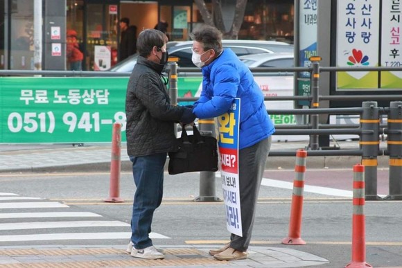 아침 인사 중 유권자와 인사하는 변성완 예비후보. ⓒ 변성완 SNS