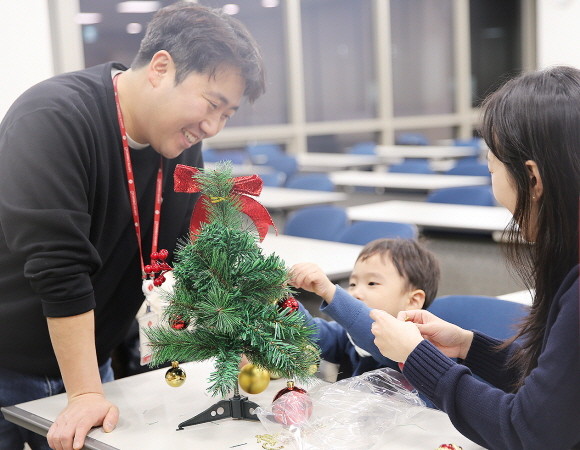 지난 13일에 진행된 '마법회사 롯데케미칼 패밀리데이(Family Day)'에서 임직원 가족이 크리스마스 트리 꾸미기 활동을 하고 있다. ⓒ 롯데케미칼
