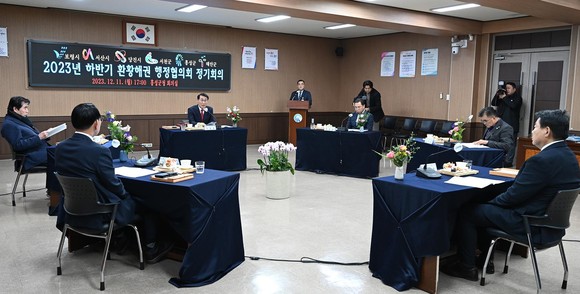 지난 11일 군청 회의실에서 홍성·보령·서산·당진·서천의 시장·군수와 태안 부군수가 참석한 가운데 2023년 하반기 환황해권 행정협의회를 개최했다. ⓒ 홍성군