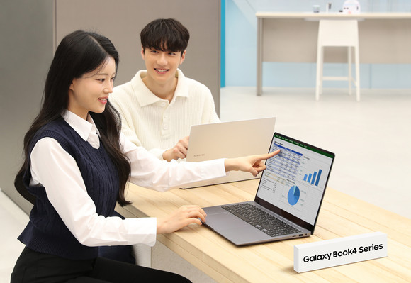 삼성전자 모델이 '갤럭시 북4 시리즈'를 체험하고 있는 사진. ⓒ 삼성전자