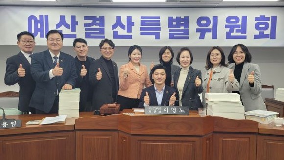 광주광역시의회 예산결산특별위원회 의원들이 밤샘 계수조정을 마치고 기념촬영을 하고 있다. ⓒ 광주광역시의회