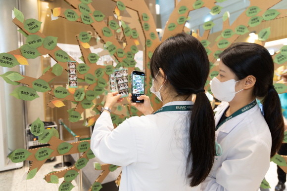 이대서울병원이 지난 12일 여수엑스포컨벤션센터 엑스포홀에서 열린 한국의료질향상학회 가을학술대회에서 '2023 박하페스티벌 우수병원 1위'에 선정됐다. © 이화의료원