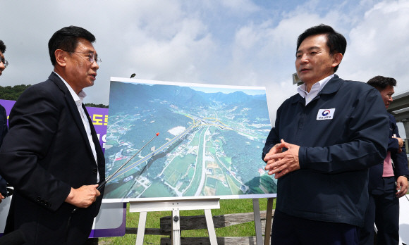 원희룡 국토교통부 장관이 지난 7월27일 서울-양평 고속도로 대안노선 종점 인근을 방문해 현장을 점검하고 있다. ⓒ 연합뉴스