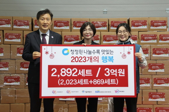 15일 서울 성동구 서울잇다푸드뱅크센터에서 진행된 '청정원 나눌수록 맛있는 2023개의 행복' 행사에서 (오른쪽부터)김경숙 대상 ESG경영실장, 조미숙 서울특별시 복지기획관, 김현훈 서울시사회복지협의회장이 기념촬영을 하고 있다. © 대상