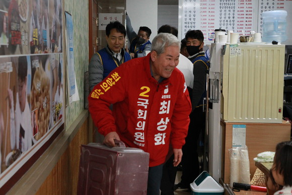 사천·남해·하동 최상화 국회의원 예비후보가 자장면 배달통을 들고 이동하고 있다. ⓒ 프라임경제
