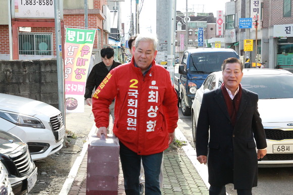 최상화 국회의원 예비후보가 진교면에서 자장면 봉사에 참여하고 있다. ⓒ 프라임경제