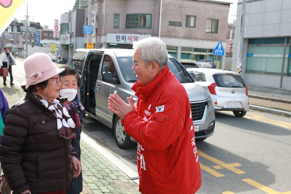 최상화 국회의원 예비후보가 진교면 어르신들에게 인사를 하고 있다. ⓒ 프라임경제