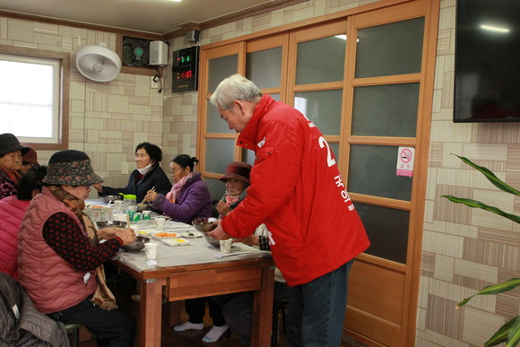 최상화 예비후보가 자장면을 어르신들에게 전달하고 있다. ⓒ 프라임경제