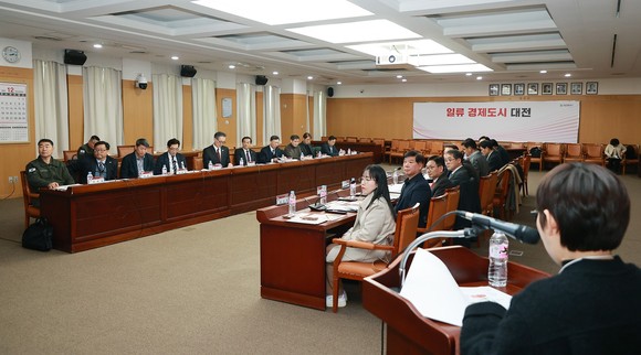 18일 시청 대회의실에서 국방산업발전협의회 위원을 새롭게 위촉하고 정례회를 개최하고 있다. ⓒ 대전시