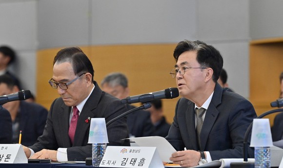 18일 천안시청 대회의실에서 김태흠 지사는 '천안·홍성 국가산업단지의 성공적인 조성'을 위한 현안회의을 개최하고 있다. ⓒ 충남도