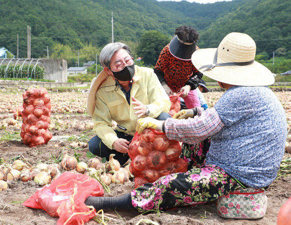오태완 의령군수가 지역 농산물 가격을 점검하고 있다. ⓒ 의령군