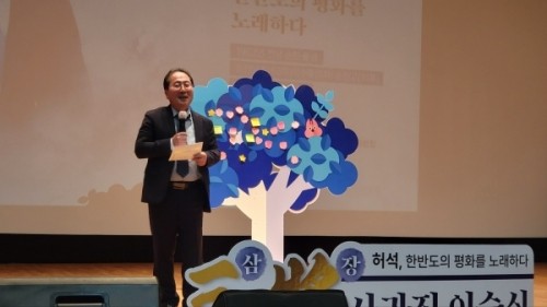 김병권·서정진·허유인 전 순천시회 의장을 비롯한 퇴직 공무원, 시민 등 많은 지지자들이 출판기념회에 참석했다. ⓒ 프라임경제