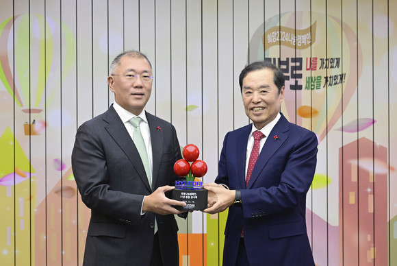 왼쪽부터 정의선 현대차그룹 회장, 김병준 사회복지공동모금회 회장. ⓒ 현대자동차그룹
