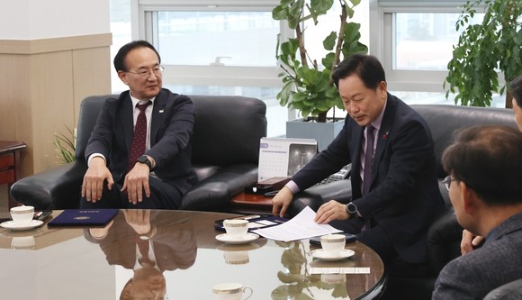 협약 내용 관련 논의 중인 박경철 한국어촌어항공단 이사장과(왼쪽) 임경호 공주대학교 총장(오른쪽). ⓒ 어촌어항공단