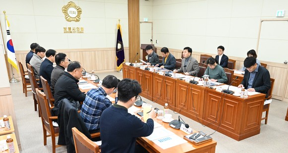 보령댐 피해대책 특별위원회가 지난 18일 회의를 열고 한국수자원공사 관계자들과 보령댐 관련 사업추진과 발전 방향에 대해 간담회를 개최하고 있다. ⓒ 의회사무국